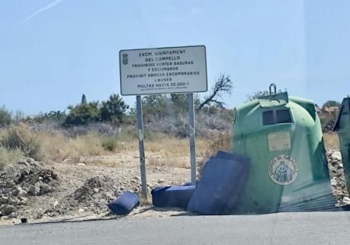 Enseres depositados de forma ilegal.