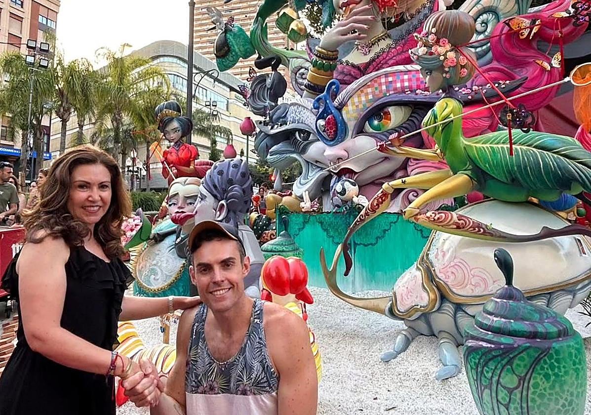 La presidenta de Calvo Sotelo, Chary Palomar, con el artista Mario Gual, a los pies de la hoguera.