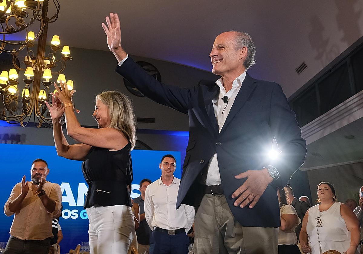 Francisco Camps y Sonia Castedo saludan a la concurrencia, este viernes en Alicante.