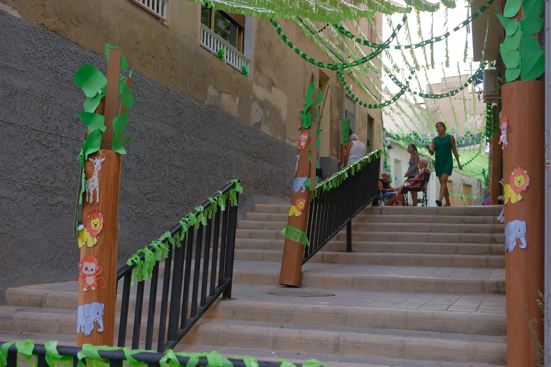 El pregón y el engalanado de calles marcan el inicio de las fiestas del Raval Roig