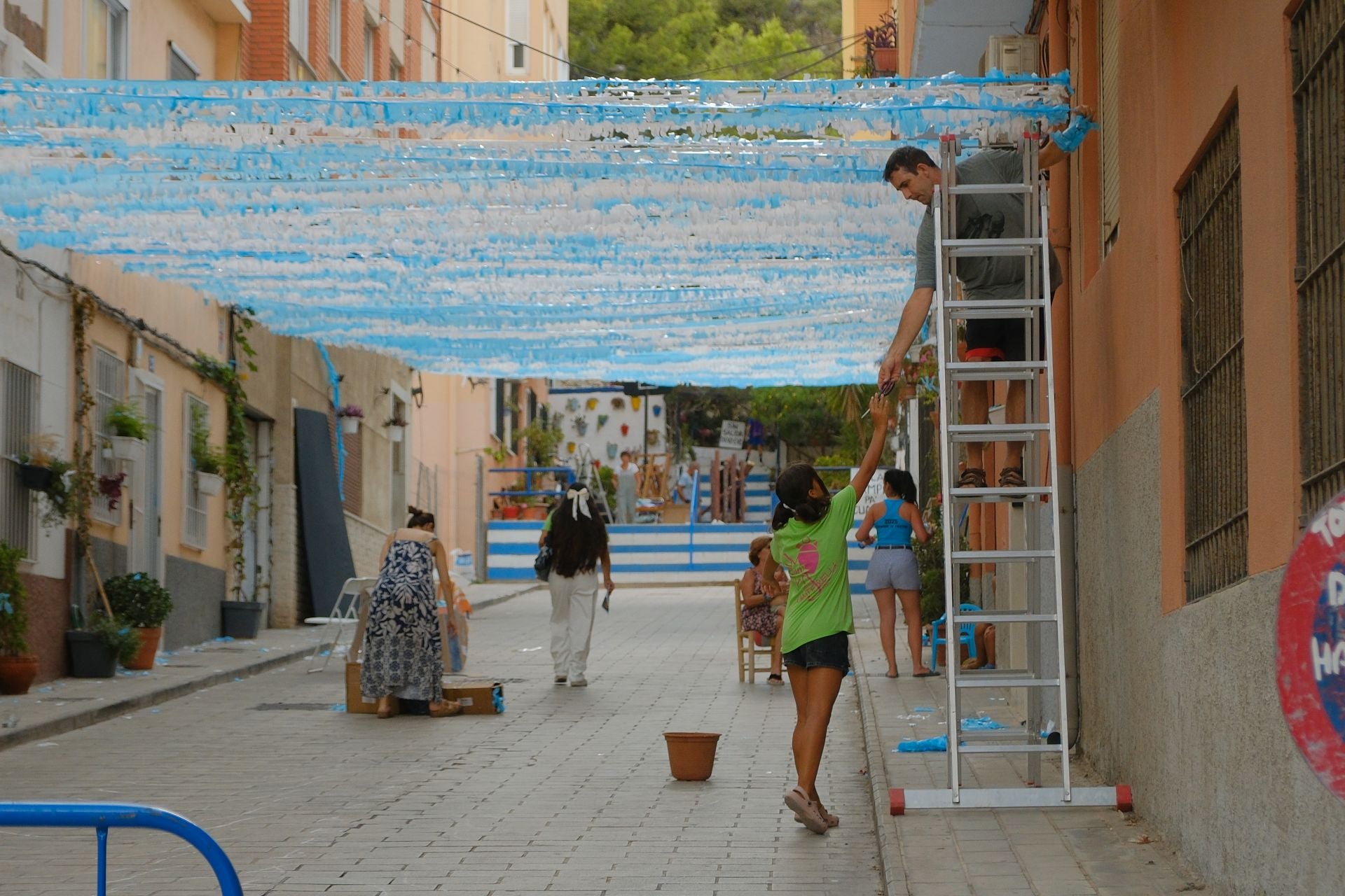 El pregón y el engalanado de calles marcan el inicio de las fiestas del Raval Roig