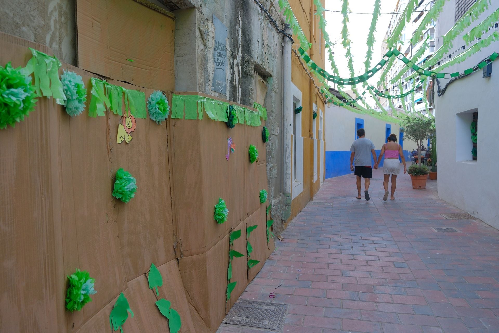 El pregón y el engalanado de calles marcan el inicio de las fiestas del Raval Roig
