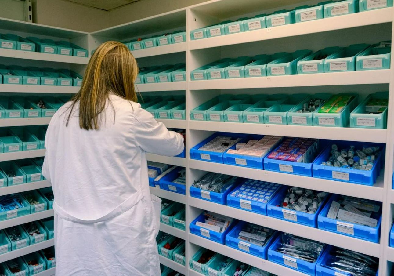 Farmacia hospitalaria en el Hospital General de Alicante.