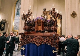 Los hermanos, reunidos en torno al paso del Cristo de la Humildad y Paciencia.