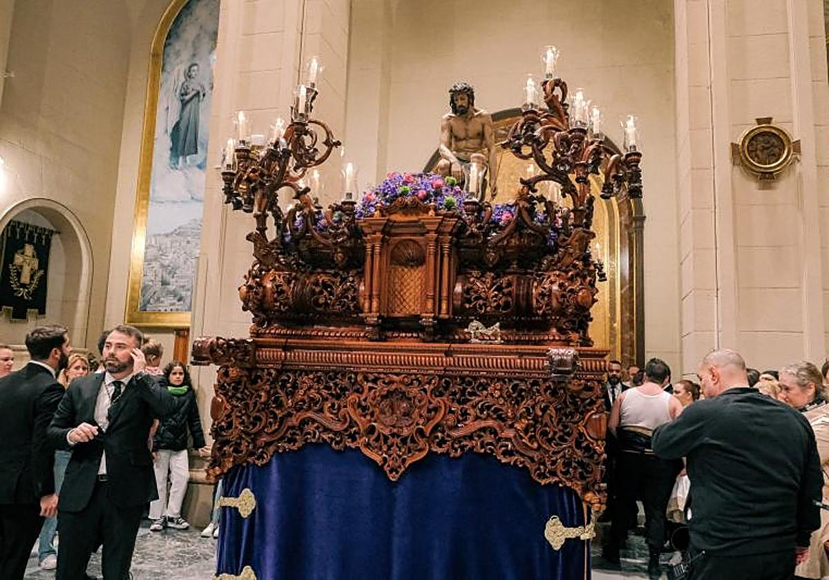 Los hermanos, reunidos en torno al paso del Cristo de la Humildad y Paciencia.