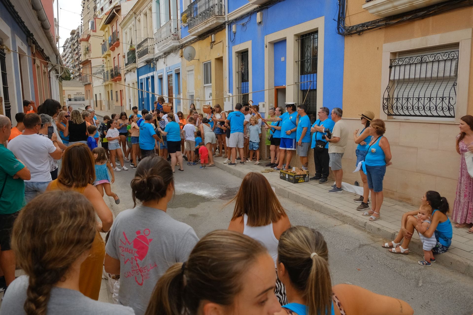 El Raval Roig sigue de fiesta: juegos populares y chocolatada