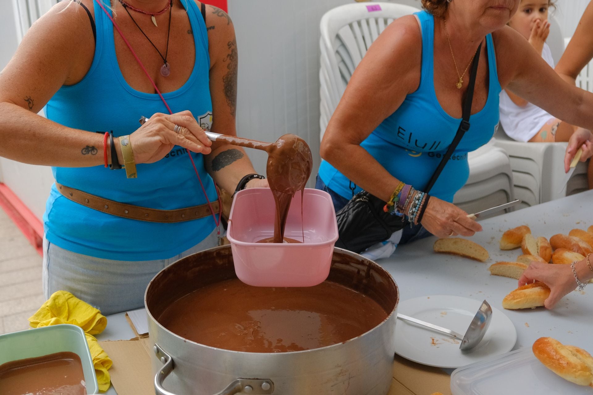El Raval Roig sigue de fiesta: juegos populares y chocolatada