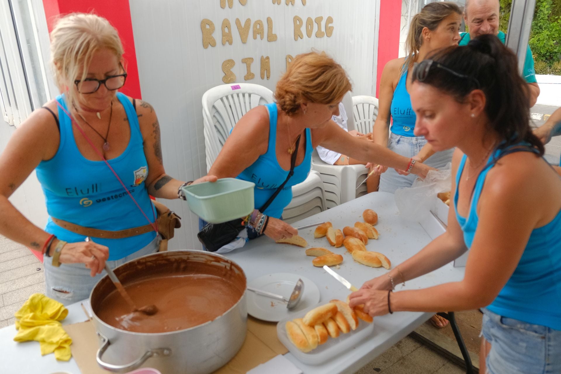 El Raval Roig sigue de fiesta: juegos populares y chocolatada