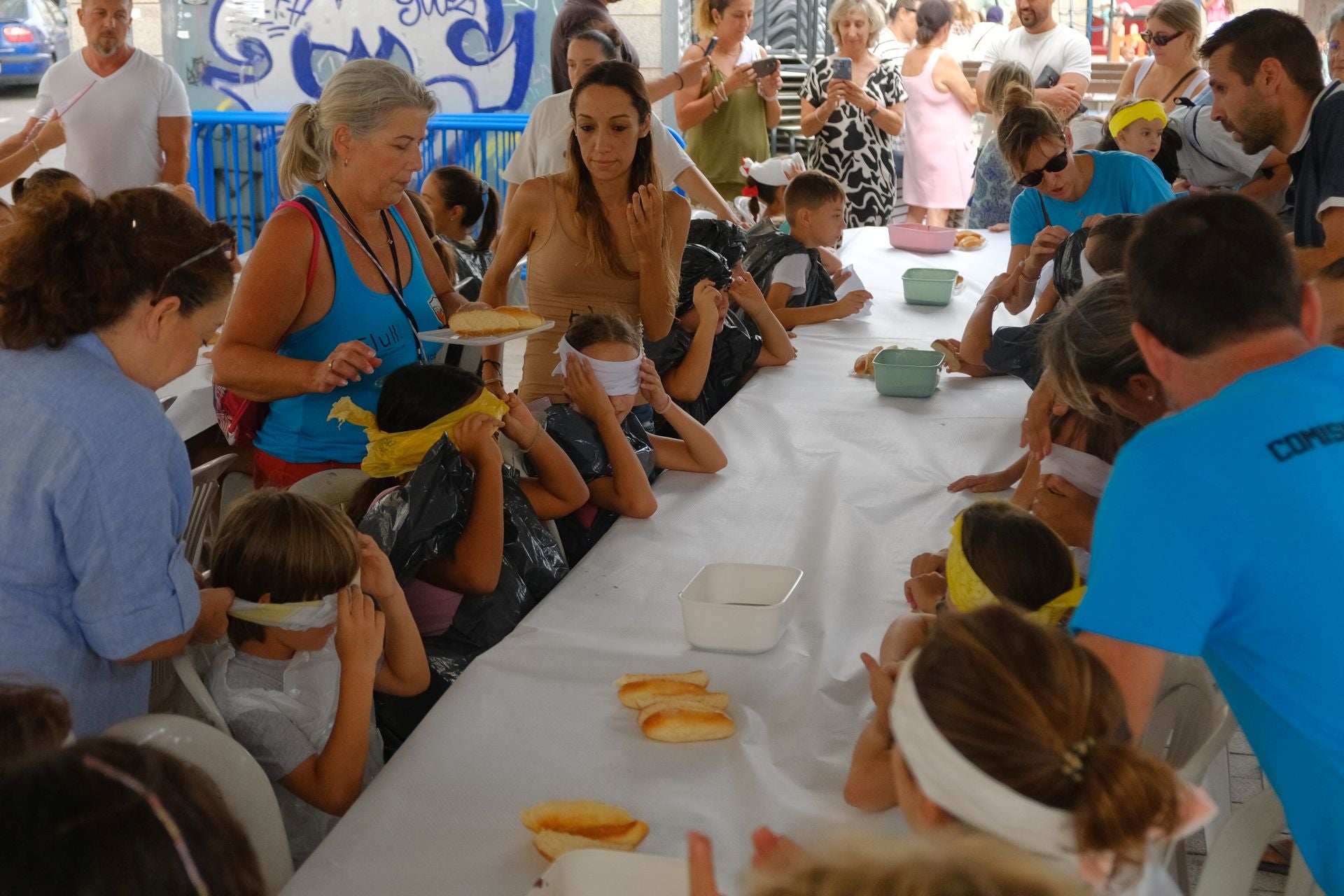 El Raval Roig sigue de fiesta: juegos populares y chocolatada