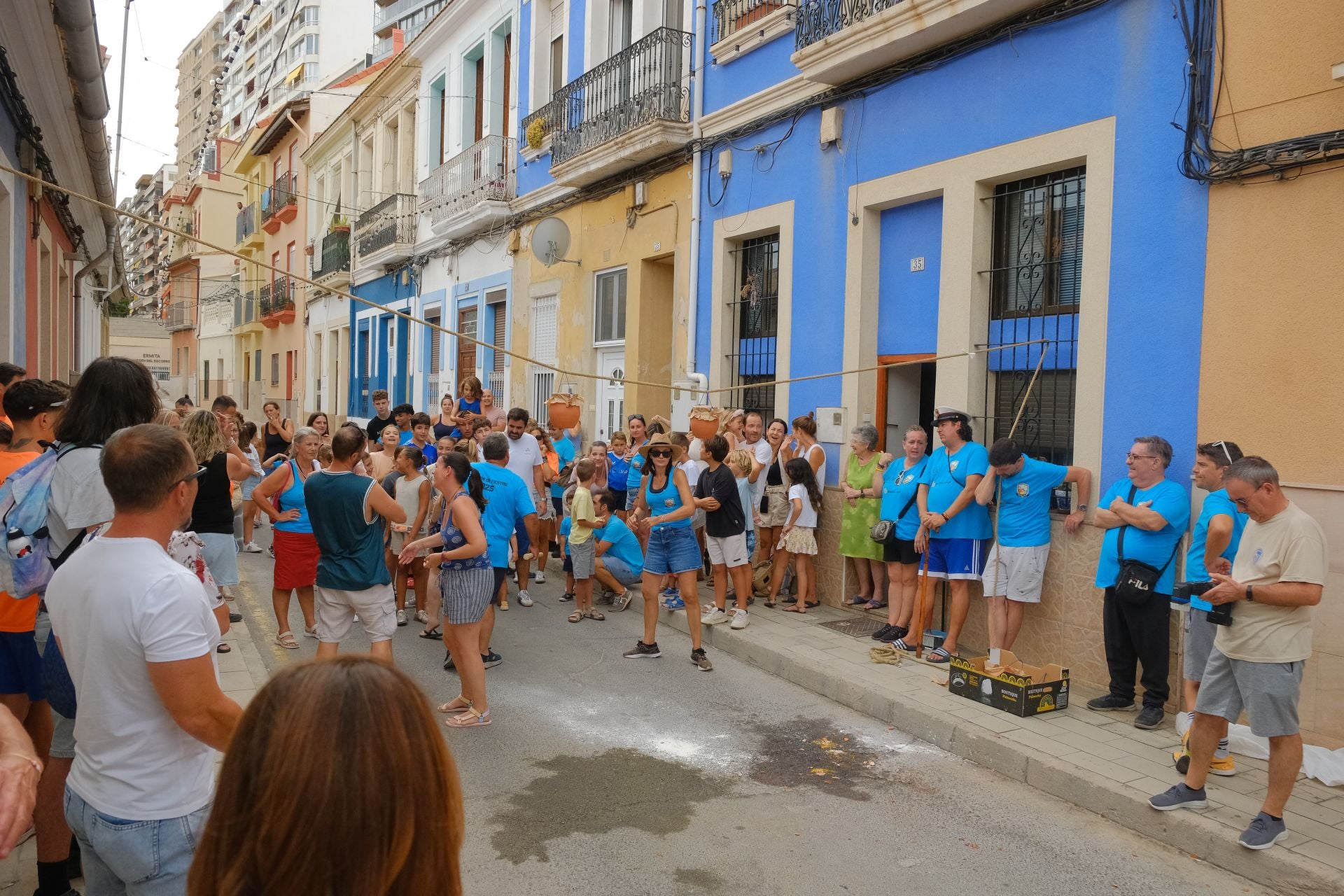 El Raval Roig sigue de fiesta: juegos populares y chocolatada