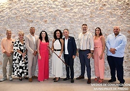 Silvia Verdú sostiene la vara de mando, a su izquierda el alcalde saliente Lárazo Azorín.