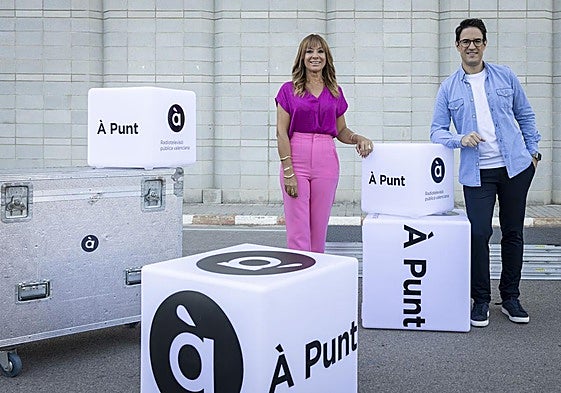 Clara Castelló y Juanma Melero, presentadores de Connexió CV.