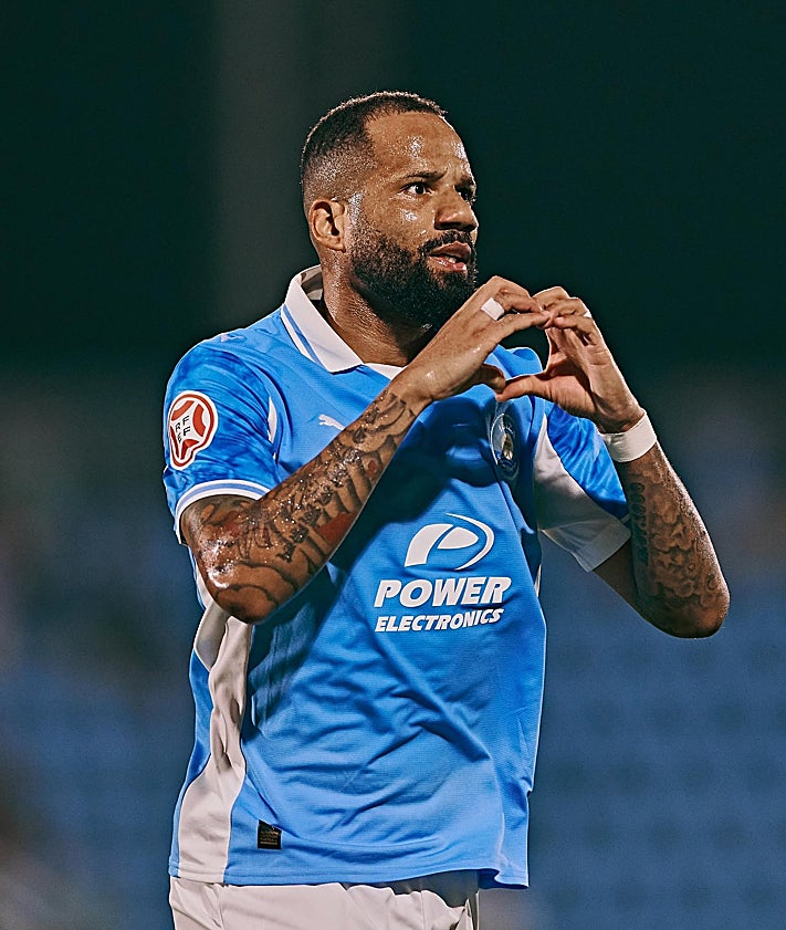 Imagen secundaria 2 - Los jugadores del Hércules abrazan a Ben Hamed tras el empate (1), Torrecilla sigue atentamente el encuentro (2) y Bebé celebra el 2-1 (3).