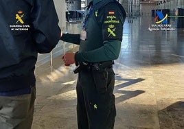 Imagen de archivo de un Guardia Civil en el aeropuerto de Alicante-Elche.