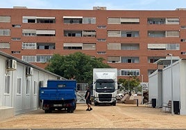 Camiones en la parcela del colegio público 56, este mismo lunes.