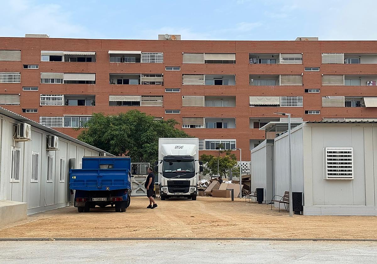 Camiones en la parcela del colegio público 56, este mismo lunes.