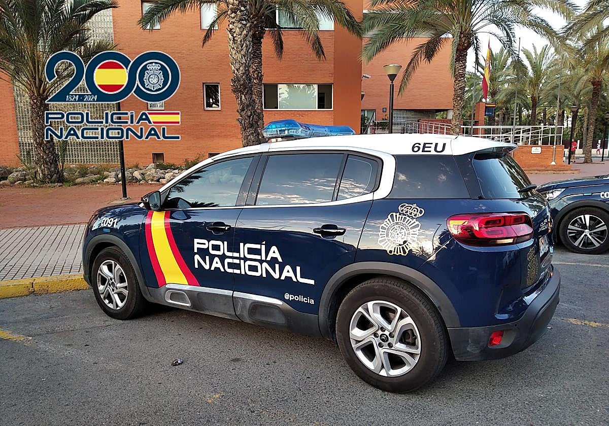 Una patrulla frente a la Comisaría de Elche.