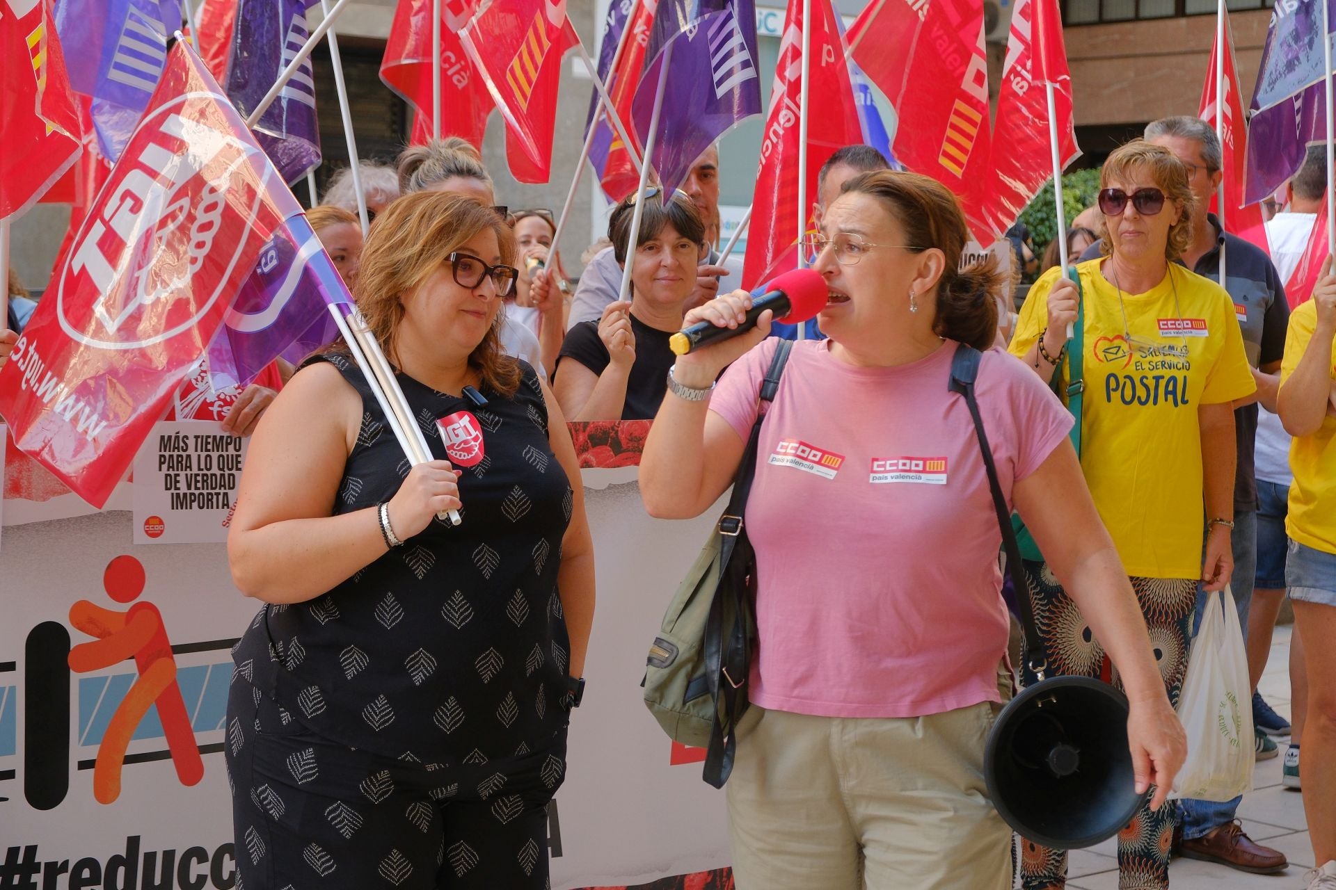 Los sindicatos protestan frente a la sede de la patronal en Alicante en favor de la reducción de jornada laboral