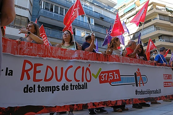 Los sindicatos protestan frente a la sede de la patronal en Alicante en favor de la reducción de jornada laboral
