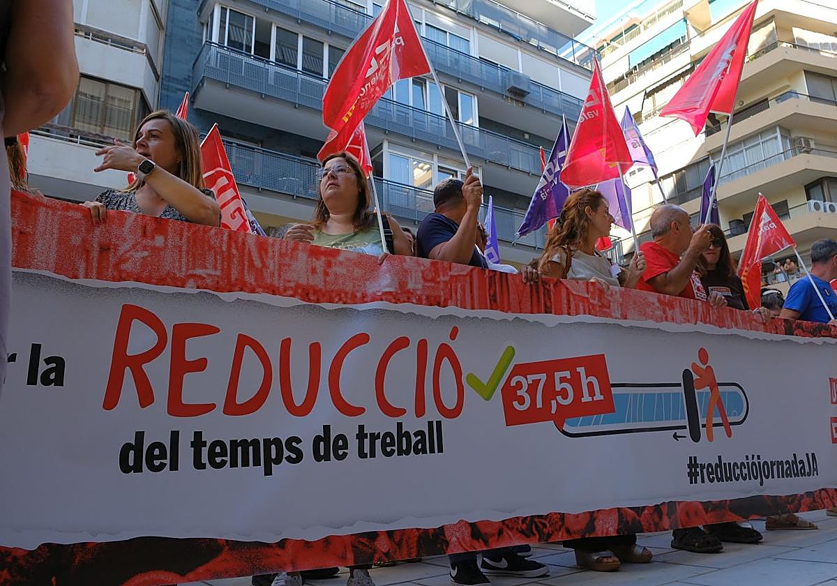 Los sindicatos protestan frente a la sede de la patronal en Alicante en favor de la reducción de jornada laboral