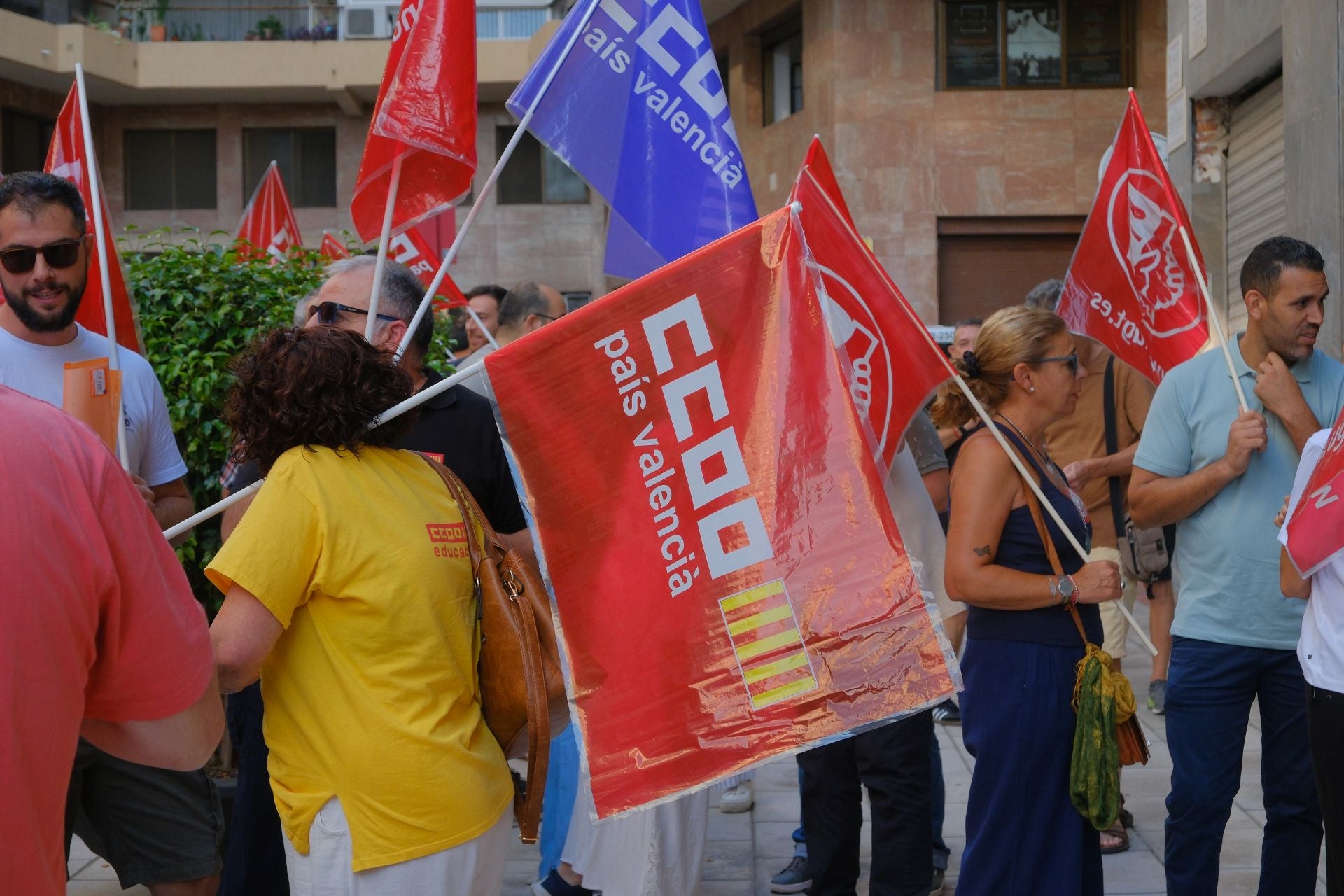 Los sindicatos protestan frente a la sede de la patronal en Alicante en favor de la reducción de jornada laboral