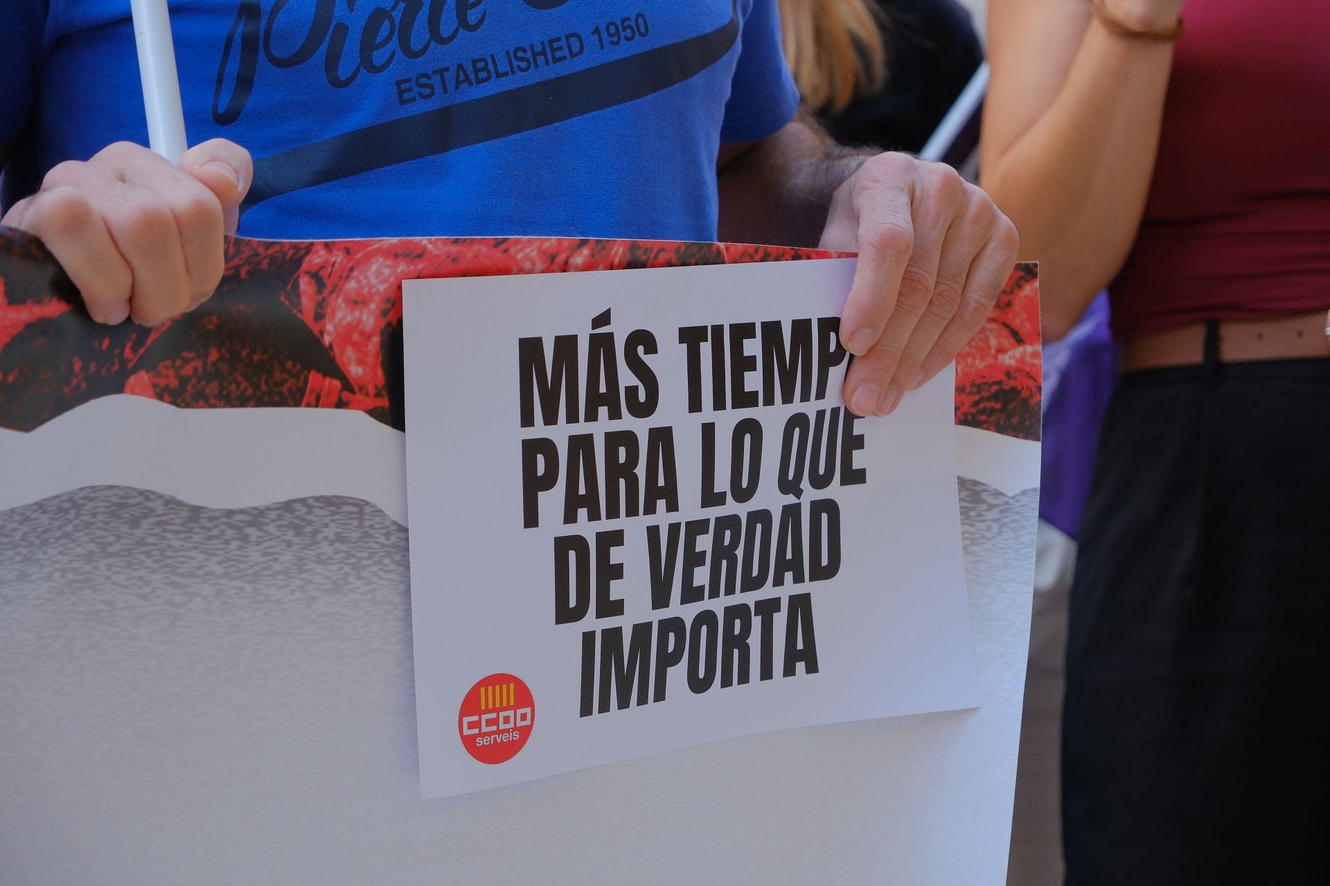 Los sindicatos protestan frente a la sede de la patronal en Alicante en favor de la reducción de jornada laboral