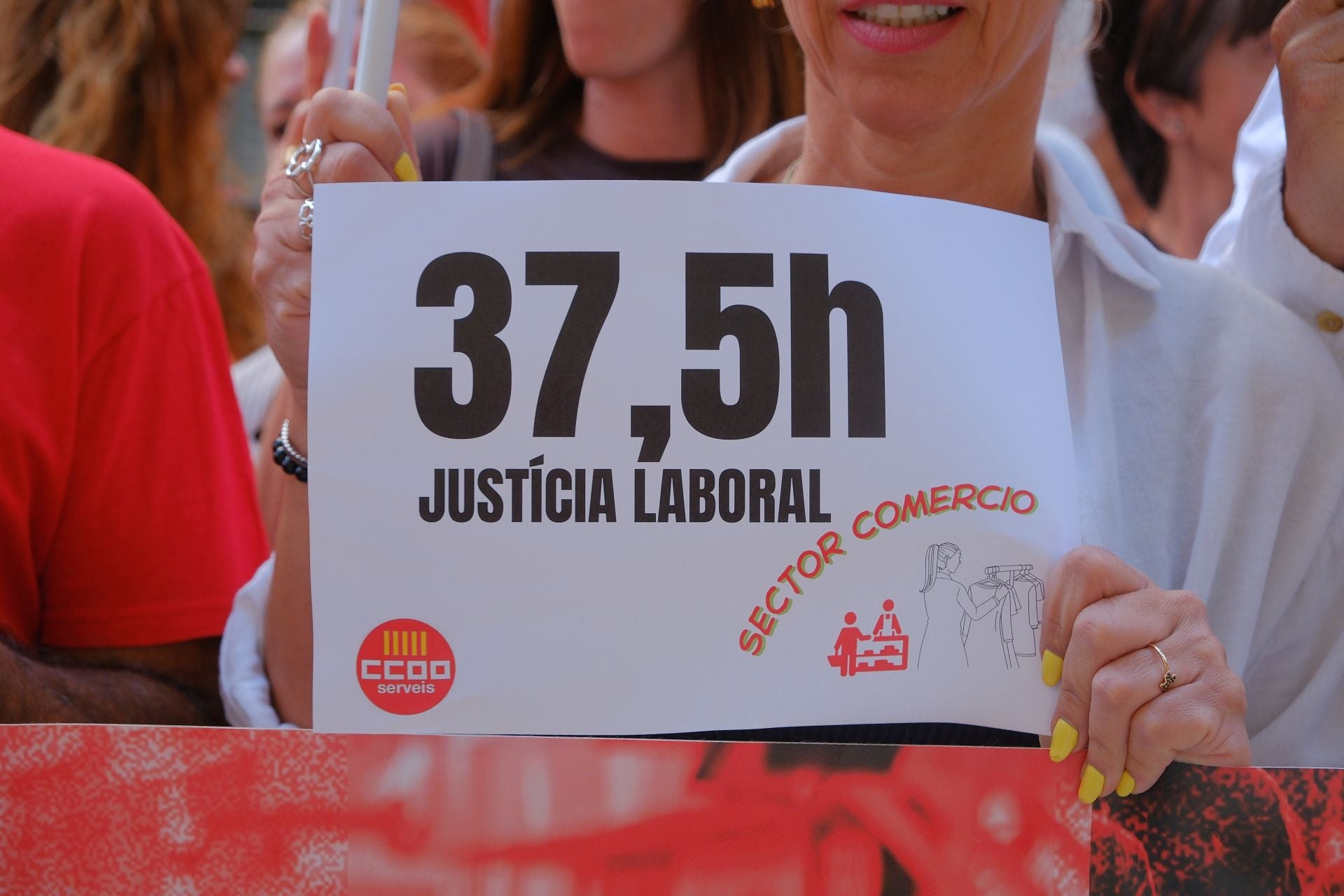 Los sindicatos protestan frente a la sede de la patronal en Alicante en favor de la reducción de jornada laboral