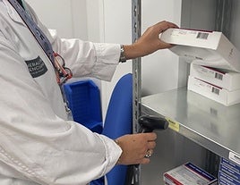 Trabajadora del Centro de Salud de Sant Joan realiza el escaneo de los productos.