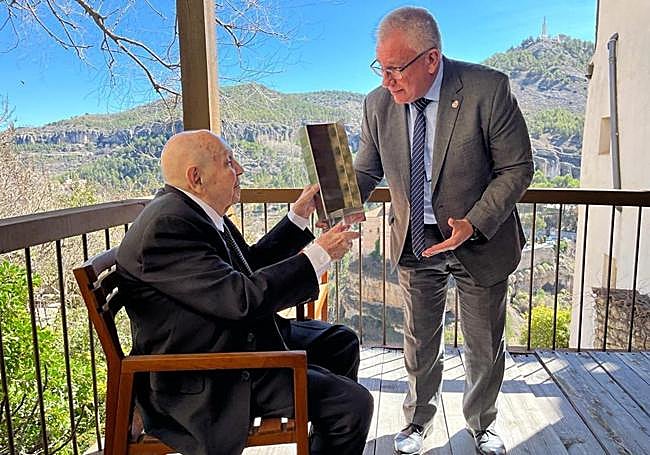 Gustavo Torner recibe el premio Eusebio Sempere.