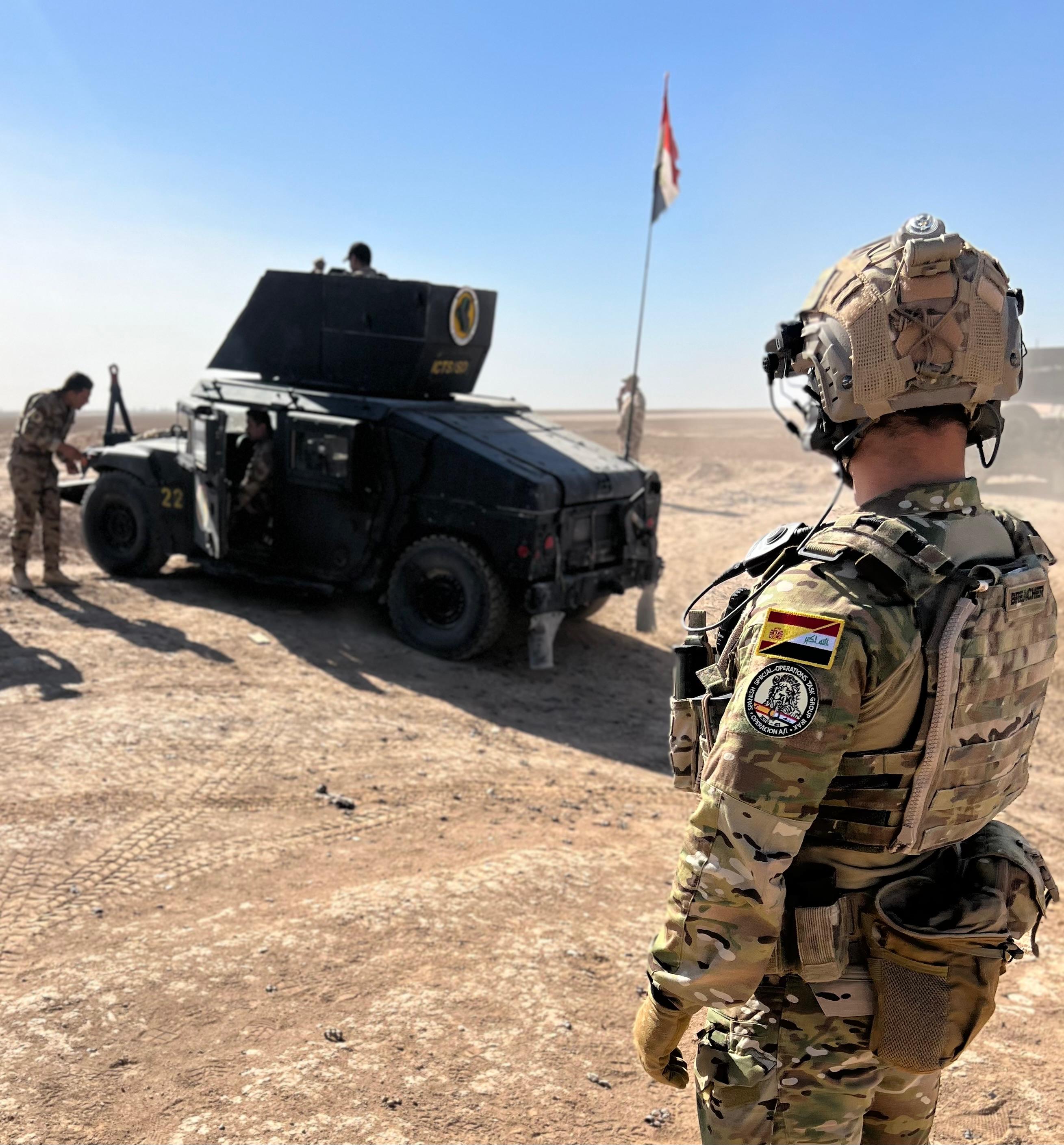 Imagen secundaria 2 - Efectivos del MOE entrenan a las tropas iraquíes.