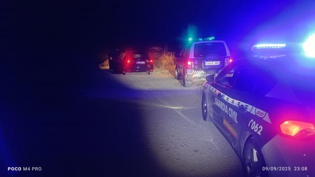 Patrullas de la Guardia Civil y la Policía Local localizan al conductor perdido por los caminos del paraje Sierra de la Ballestera.