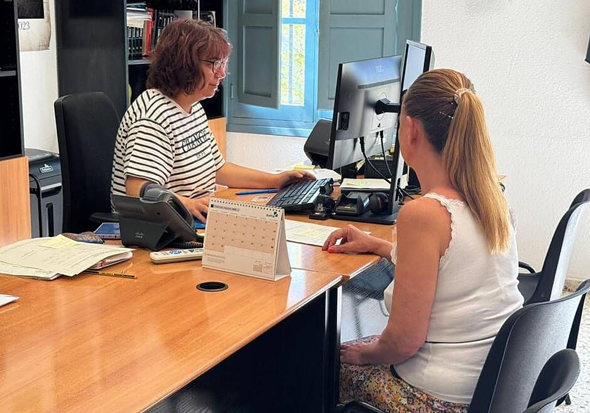 Una trabajadora de la OMAC atiende a una vecina de Elche.