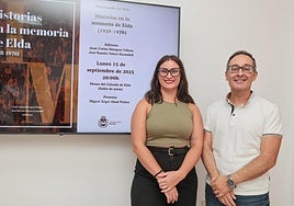 La concejala de Memoria Democrática y uno de los editores posan junto al cartel de la presentación.