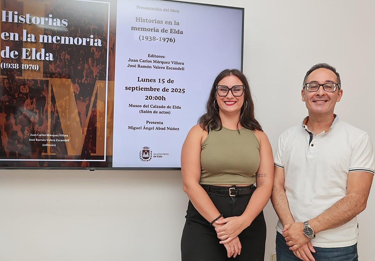 La concejala de Memoria Democrática y uno de los editores posan junto al cartel de la presentación.