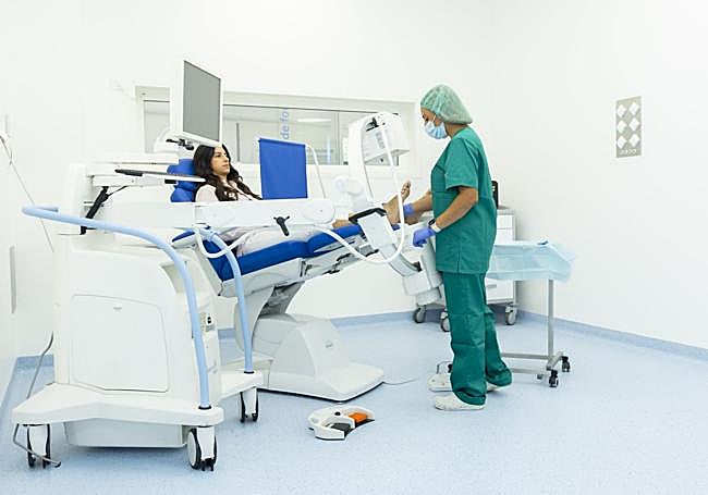 Trabajadores de la Clínica Podológica de la UMH, que abre sus puertas en el campus de Sant Joan d'Alacant.