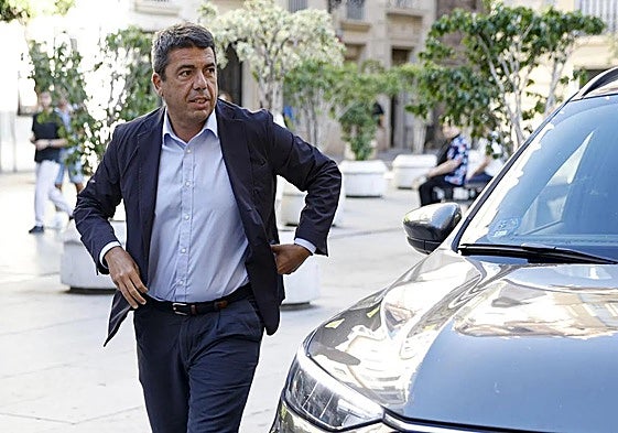 Mazón, durante una visita a las víctimas de la dana.