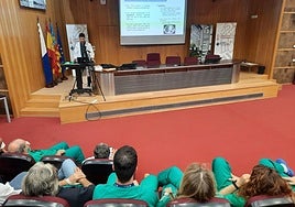 Los residentes asisten a una conferencia online de formación.
