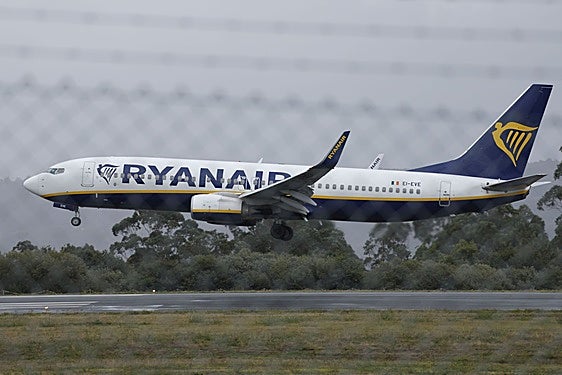 Avión de Ryanair despegando.