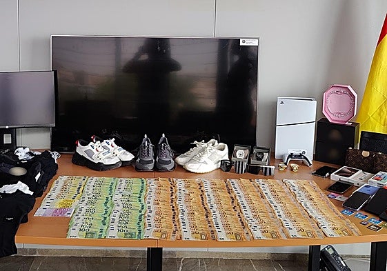 Material decomisado al entramado.