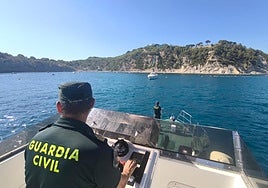 La Guardia Civil vigila que las embarcaciones no fondeen sobre praderas de posIdonia en la bahía de Jávea.