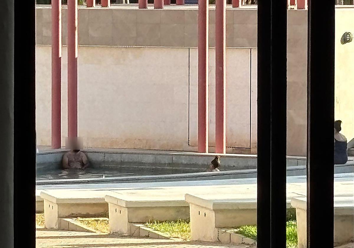Bañistas en al fuente de la Universidad de Alicante.