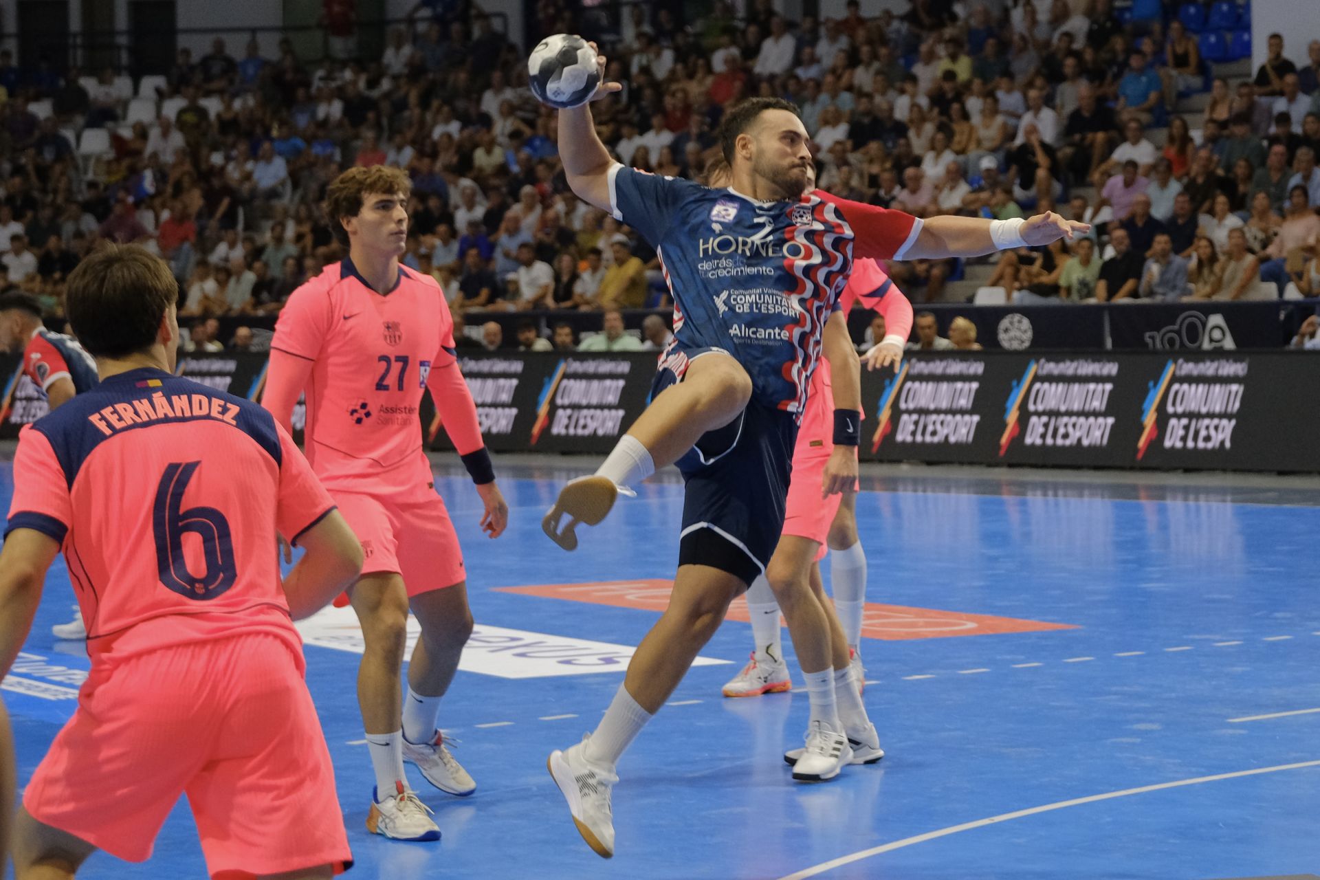 Alicante vibra con el EON-Barça en la vuelta de la máxima competición del balonmano