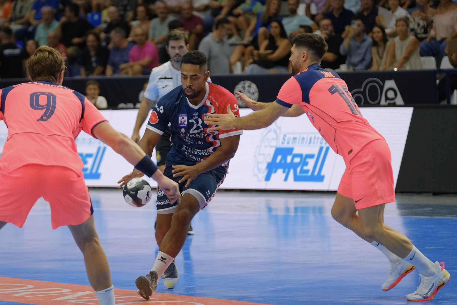 Alicante vibra con el EON-Barça en la vuelta de la máxima competición del balonmano