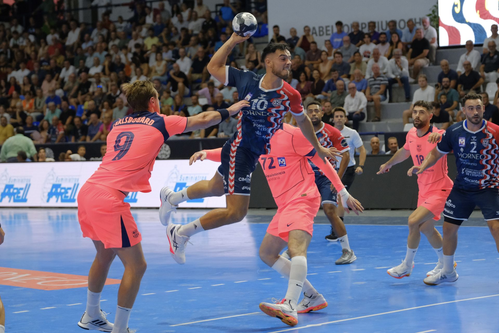Alicante vibra con el EON-Barça en la vuelta de la máxima competición del balonmano
