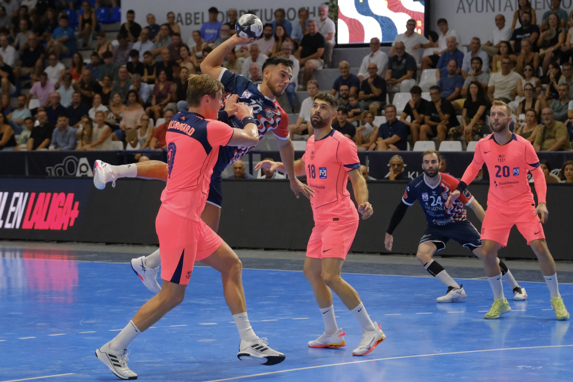 Alicante vibra con el EON-Barça en la vuelta de la máxima competición del balonmano