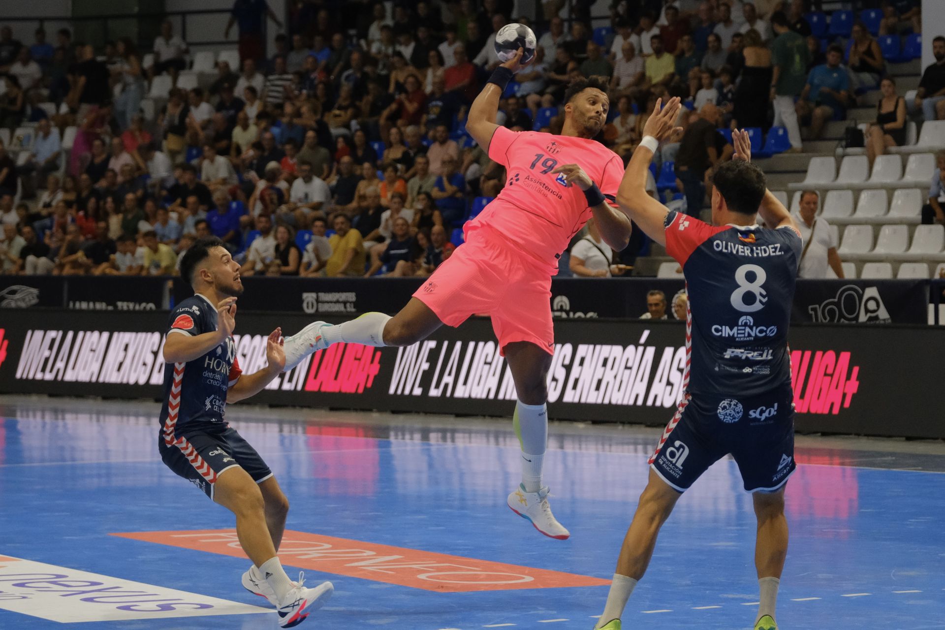 Alicante vibra con el EON-Barça en la vuelta de la máxima competición del balonmano