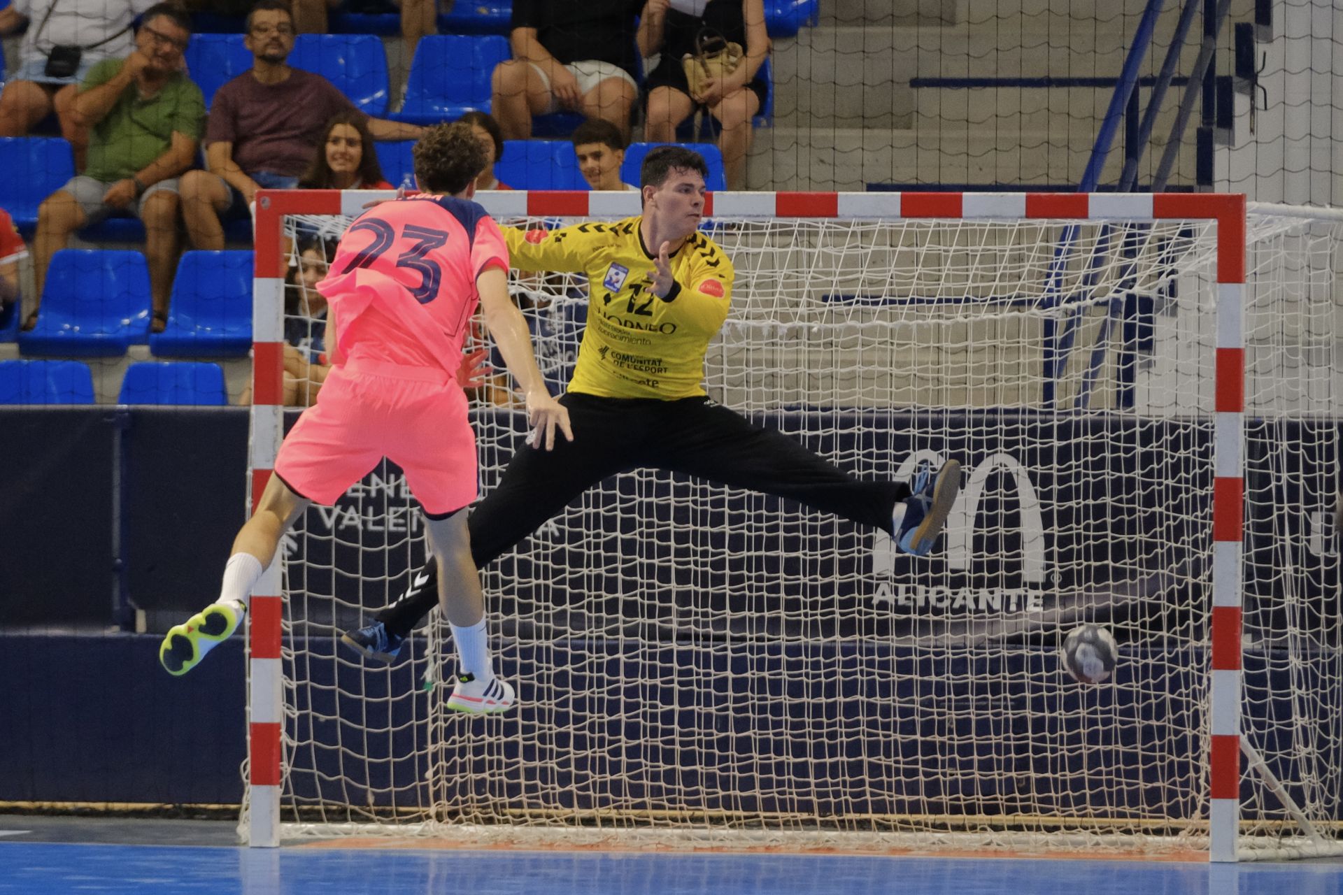 Alicante vibra con el EON-Barça en la vuelta de la máxima competición del balonmano