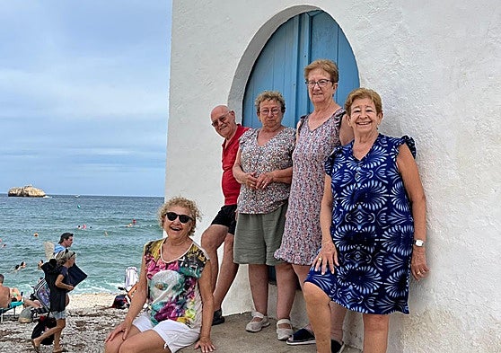 Antonia Oliver, Jaime Signes. Mari Frases, Vicenta Signes y Joaquina Frases, en su casa del Portitxol, la puerta más famosa de España.