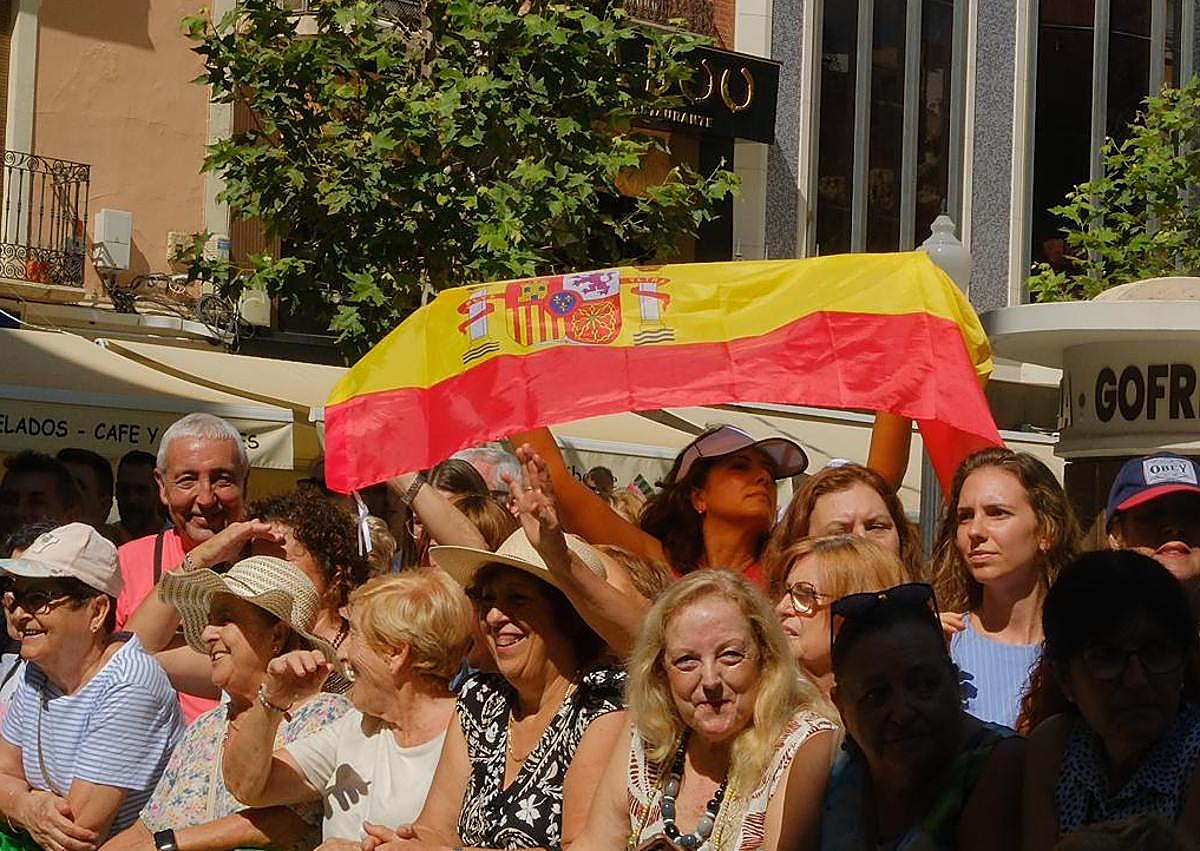 Imagen secundaria 1 - La Reina Sofía, recibida con aplausos y muestras de cariño en su llegada a Elche para presidir la apertura del Congreso Internacional sobre Enfermedades Neurodegenerativas.