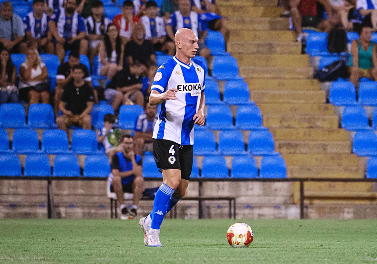 Javi Rentero conduce el balón en el choque ante el Tarazona.